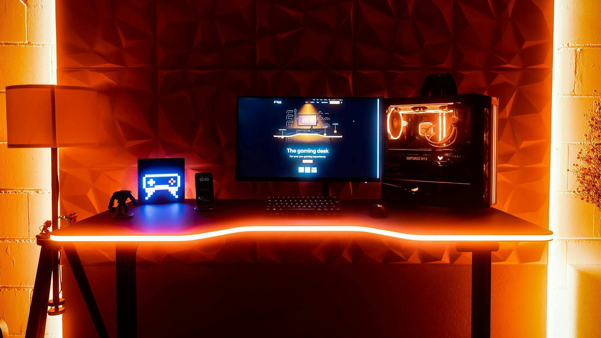 Biurko gamingowe LeetDesk AURA, które świeci w ciemności.