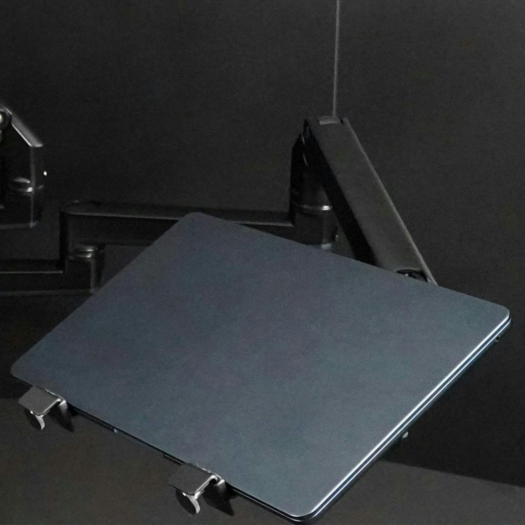The laptop holder ensures optimal working conditions at your gaming desk.