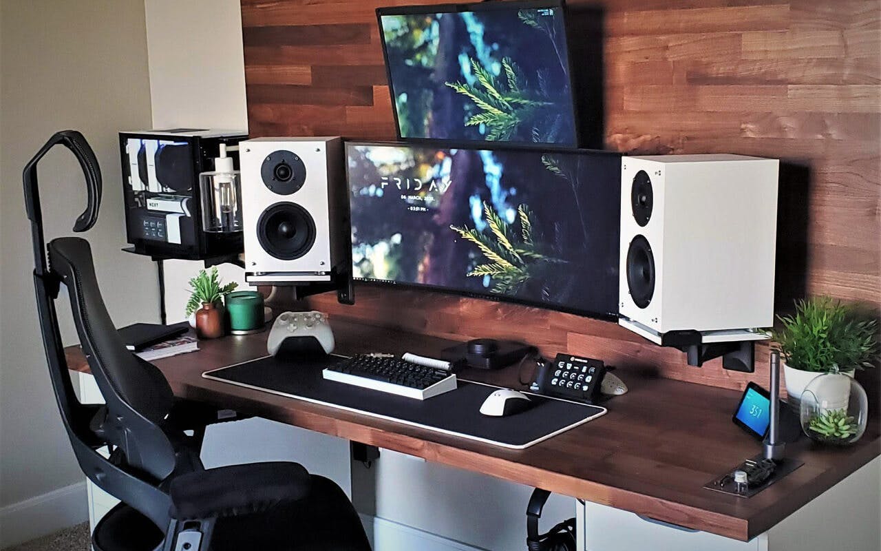 Wood Gaming Desk Setup & Simple PC Setup  Gaming desk setup, Desk setup,  Home office setup
