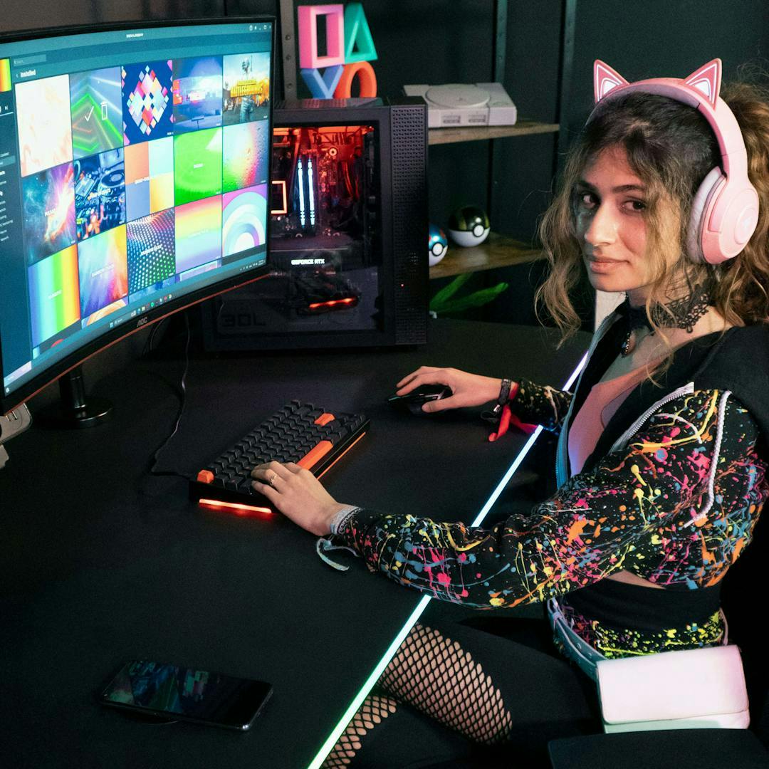 LeetDesk AURA LED Gamer Schreibtisch mit Gamer Girl