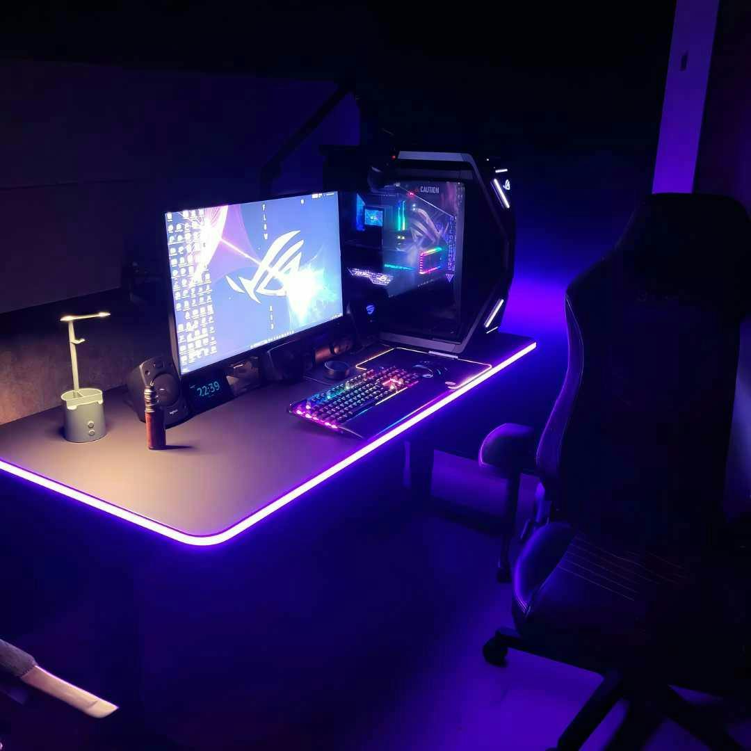 LeetDesk Aura Classic mit violetter RGB Beleuchtung