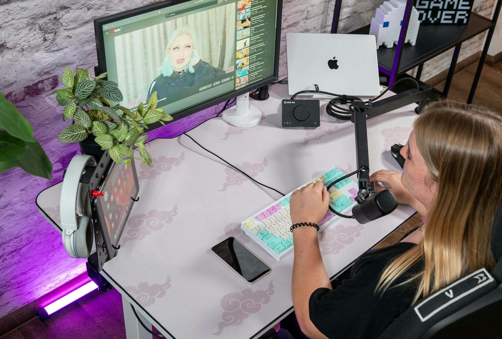 A content creator setup on a Leetdesk, with a pastel-colored deskpad that adds aesthetic appeal. The mauspad provides ample space for mouse and keyboard during streaming or gaming.