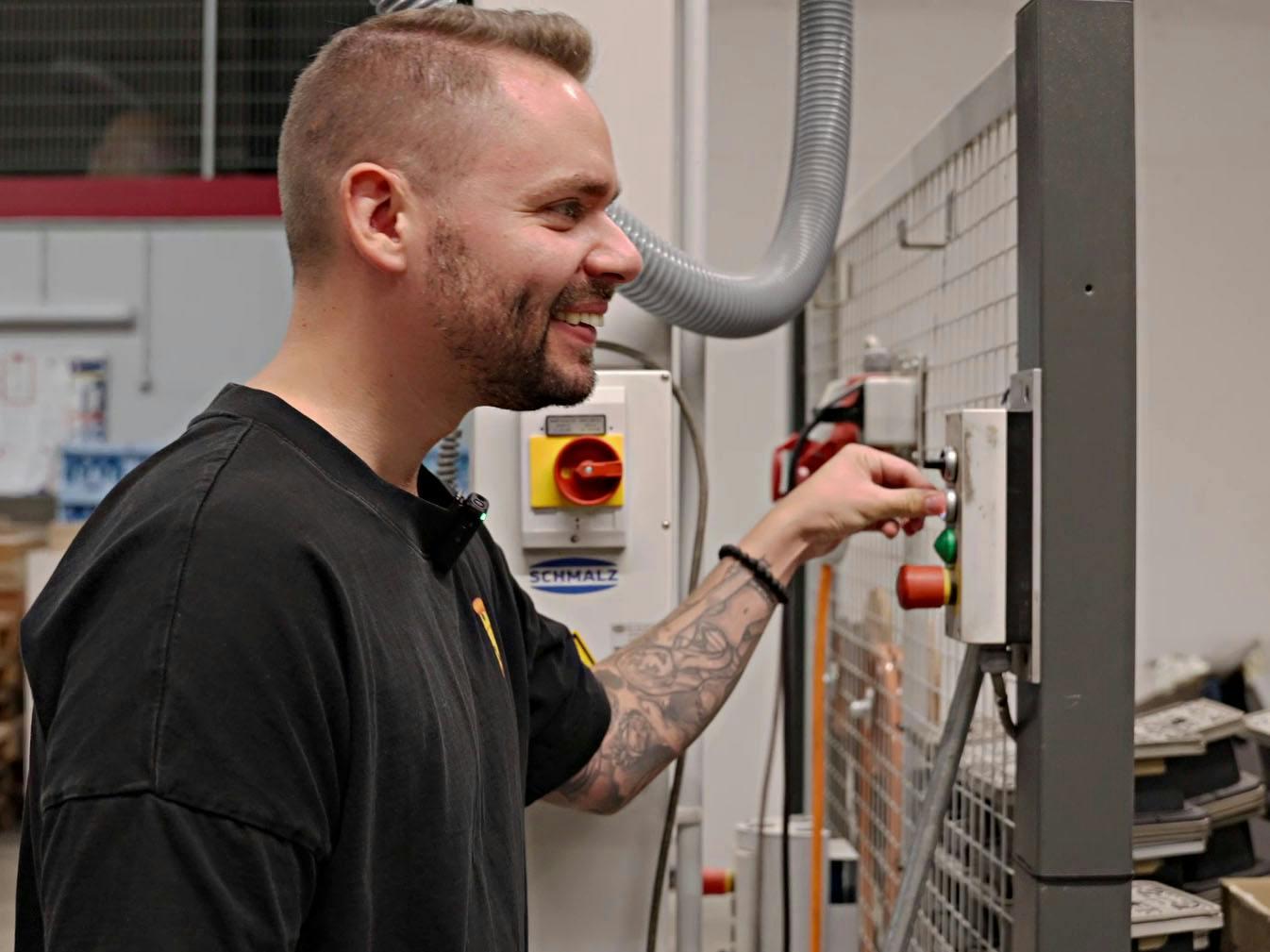 LeetDesk Factory Tour - Factory Tour with Skuuii - This is how our gaming desks are made in Germany.