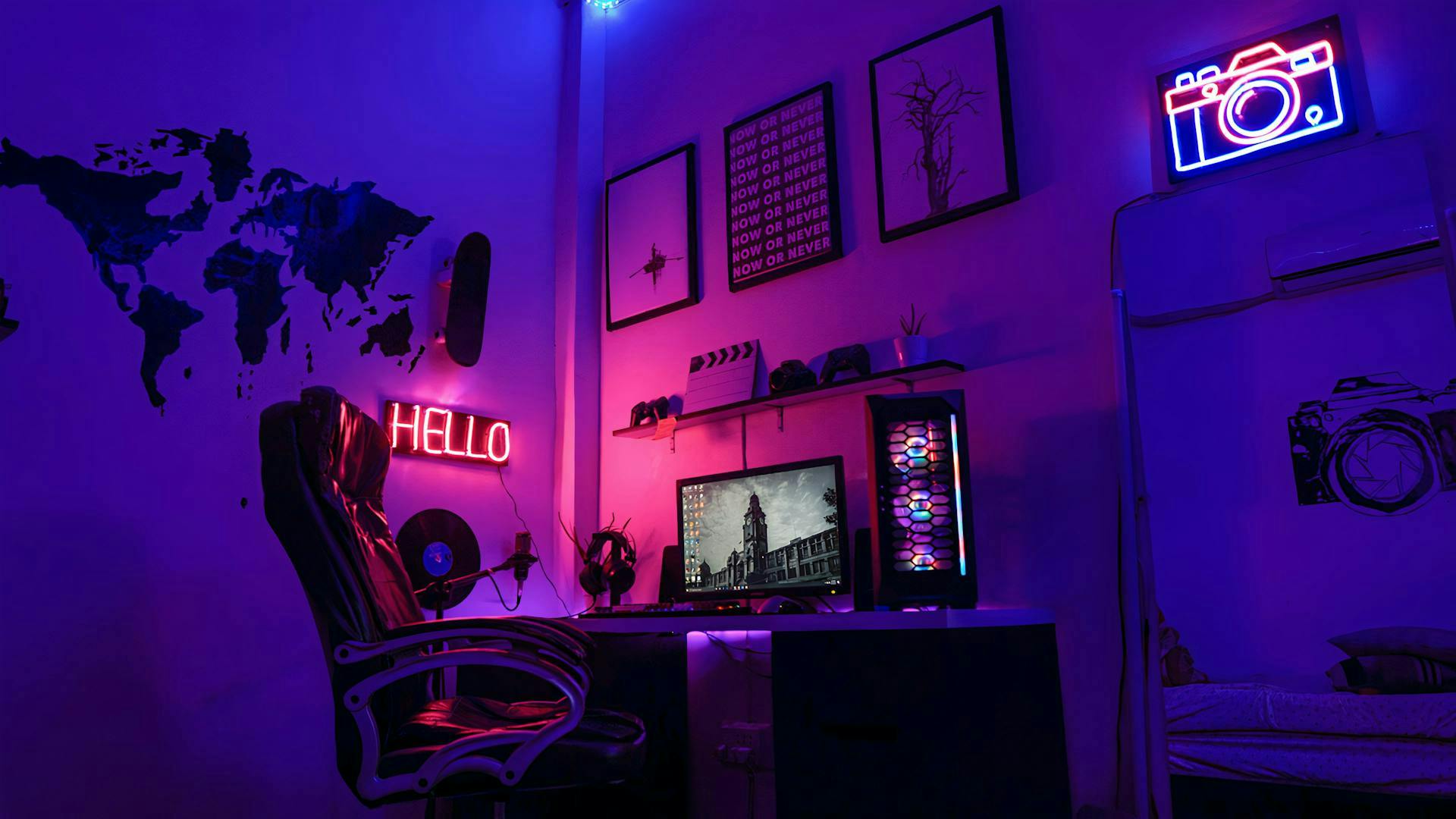 In einem aufwändig dekorierten Gaming Setup mit blau und lila beleuchteten LED und Gaming Leuchten steht ein LED Gaming PC inmitten viel Gaming Dekoration